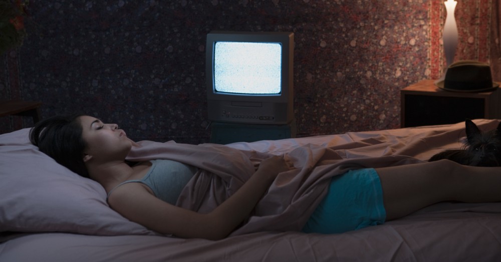 Studiu // Persoanele care dorm cu televizorul aprins pot face diabet